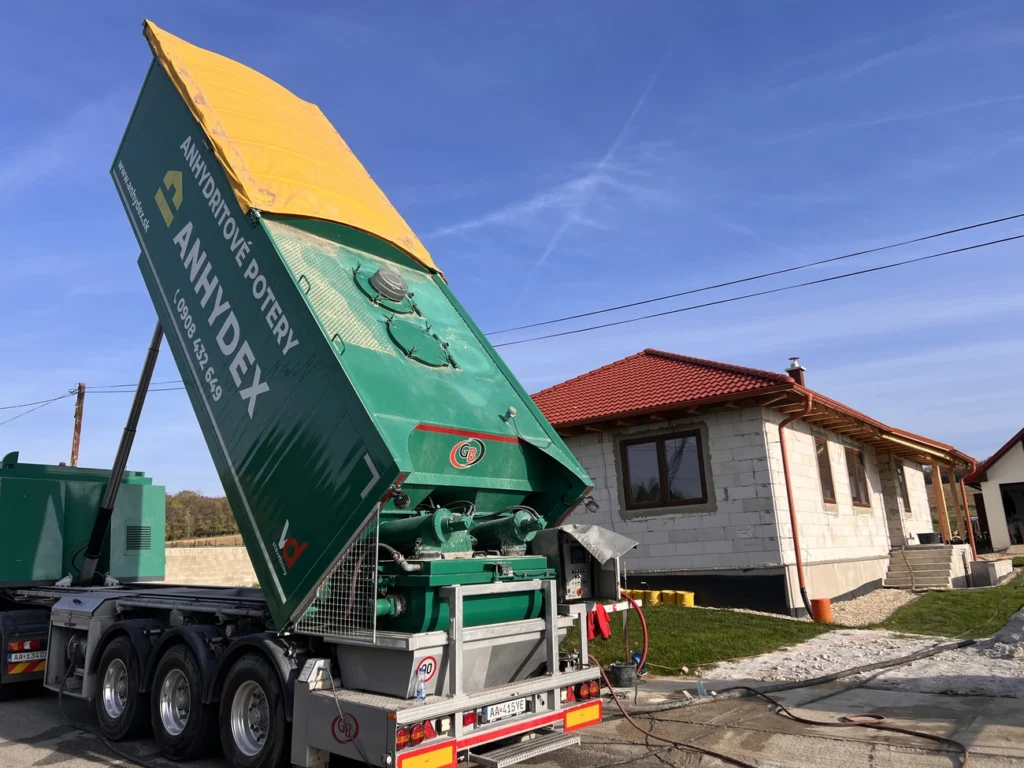Mobilné výrobné zariadenie na liate anhydritové podlahy